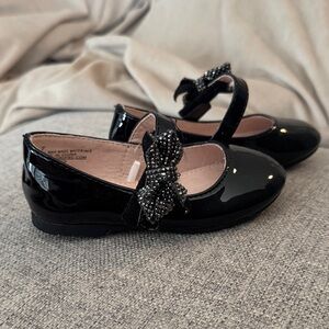 cupcakes & cashmere Shiny Black Kids Dress Shoes with Sparkly Bow never worn!